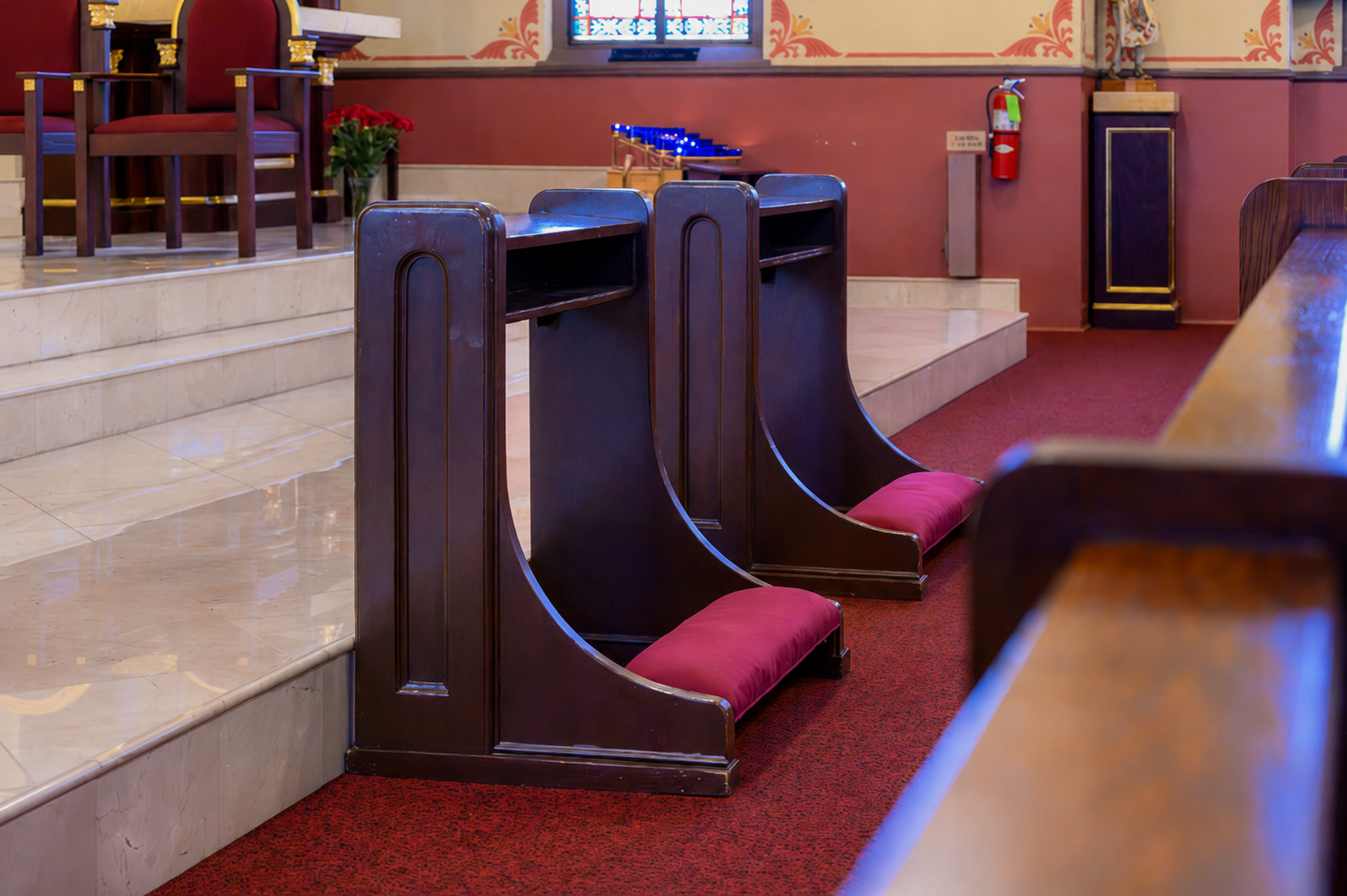 Costa Rican archbishop bans kneelers for Communion in churches
